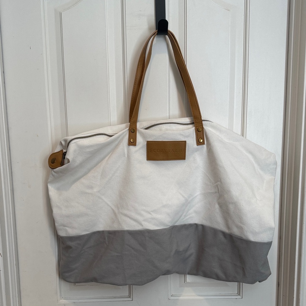 Cozy Earth white and gray travel bag